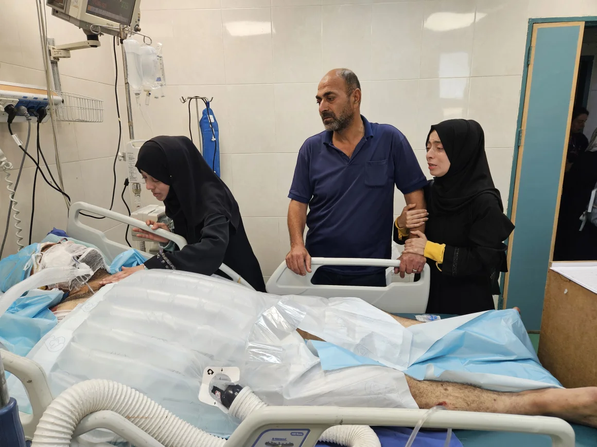 krisis-kemanusiaan-di-gaza-serangan-udara-israel-hancurkan-kehidupan-keluarga-dokter